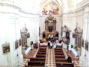 Prandtauerkirche: Neue Seitenalätre und Kreuzweg