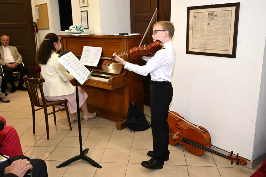 Junge Musiker mit Violine und Klavier