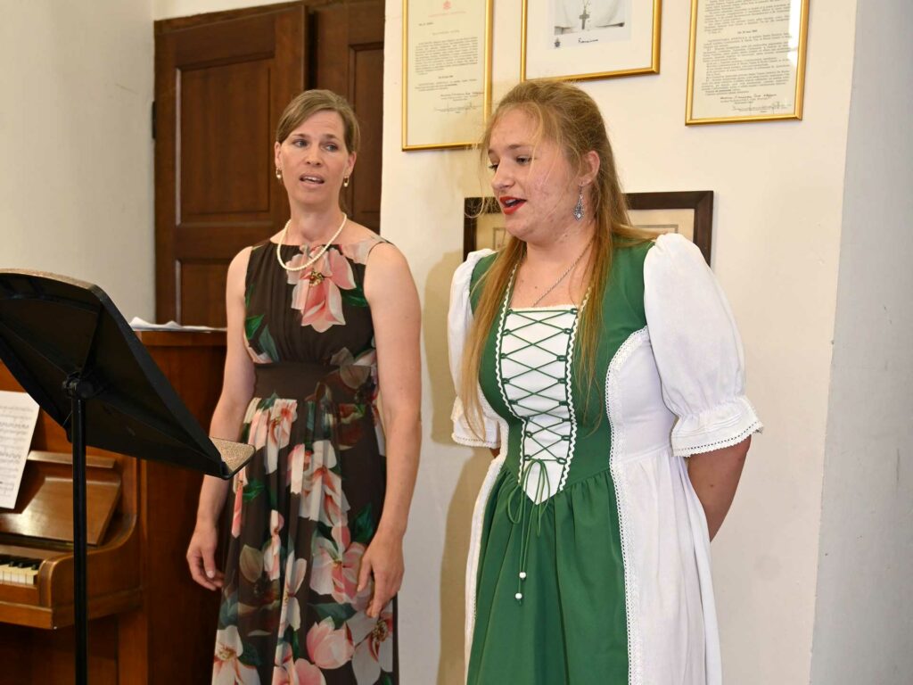 Gesang von Maria und Camilla, begleitet am Klavier von Markus