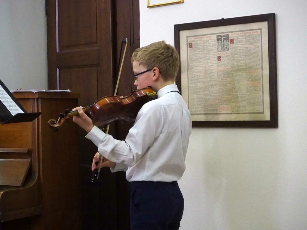 Ein talentierter junger Musiker mit Violine