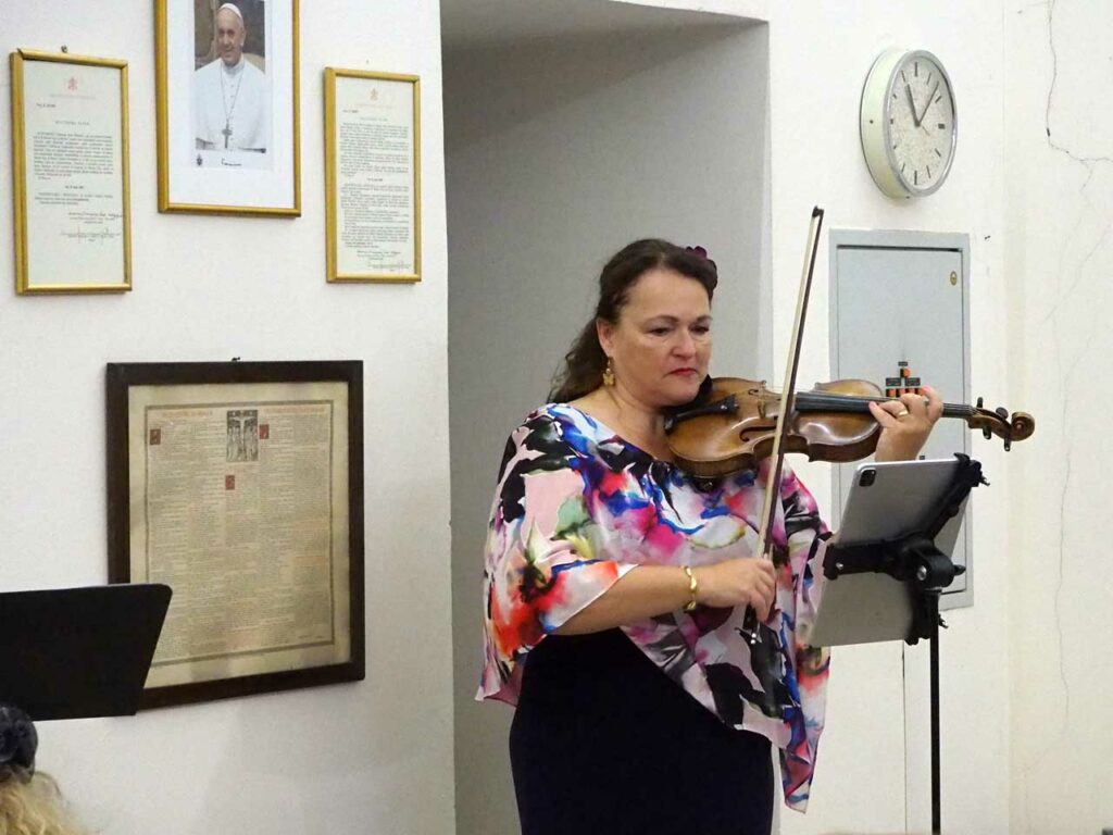 Barbara Ortner spielt auf der Violine