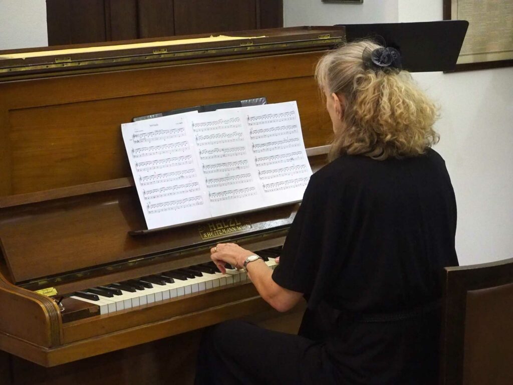 Sieglinde Michalko spielt am Klavier