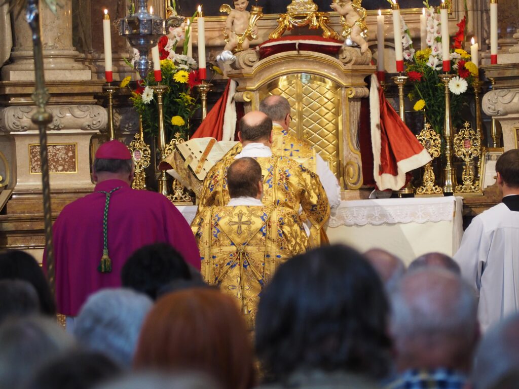Levitiertes Hochamt mit drei Priestern und Bischof Schwarz dahinter