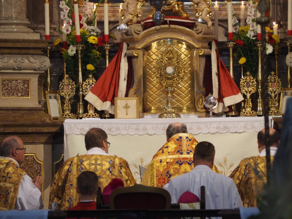 Eucharistische Anbetung mit Bischof Dr. Alois Schwarz und drei Priestern