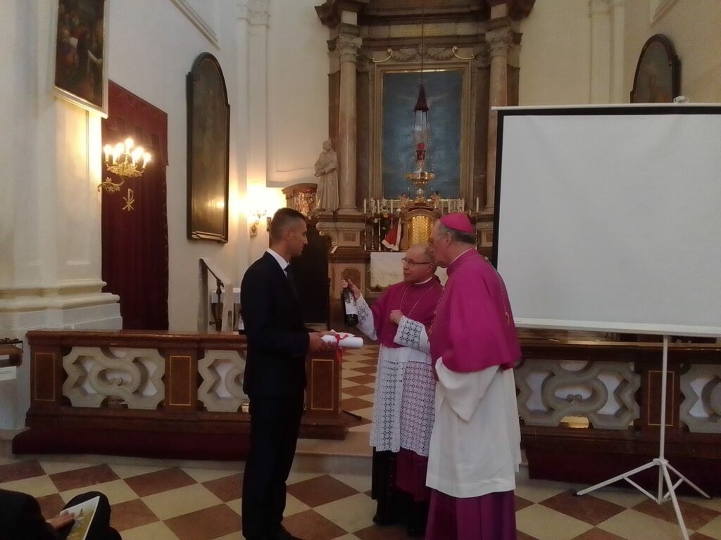 Diözesanbischof Dr. Alois Schwarz und Kirchenrecktor Dr. Dr. Reinhard Knittel bedanken sich bei der Steinmetzfirmer Gregor Madular