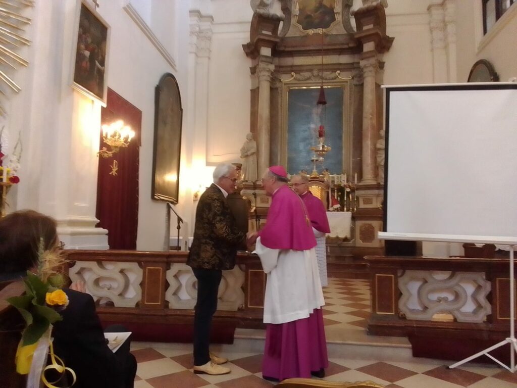 Diözesanbischof Dr. Alois Schwarz und Kirchenrecktor Dr. Dr. Reinhard Knittel bedanken sich beim Vergolder