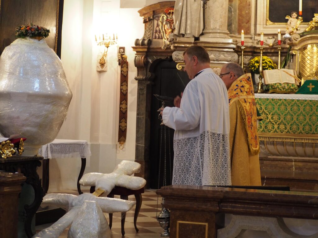Turmkreuzweihe mit Priester und Ministranten