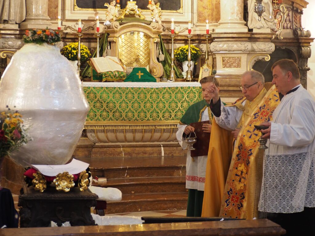 Turmkreuzweihe mit Priester und Ministranten