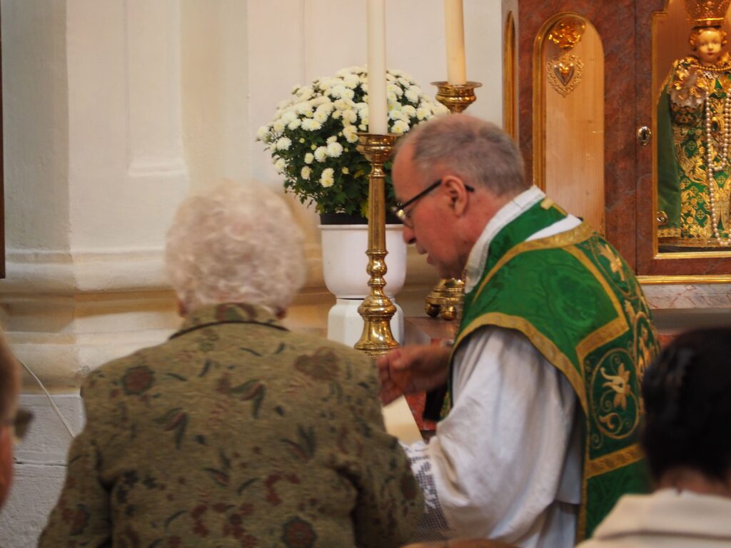 Frau Gräfin unterschreibt auf dem Dokument der Zeitkapsel