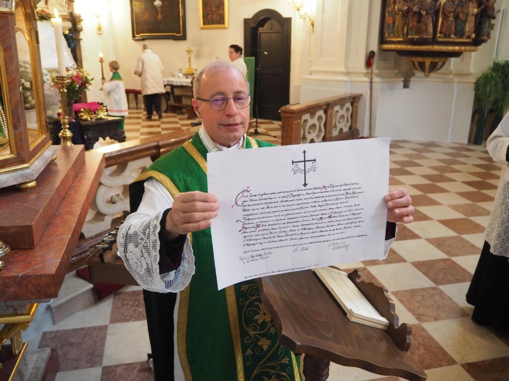 Rektor DDr. Knittel mit Dokument der Zeitkapsel