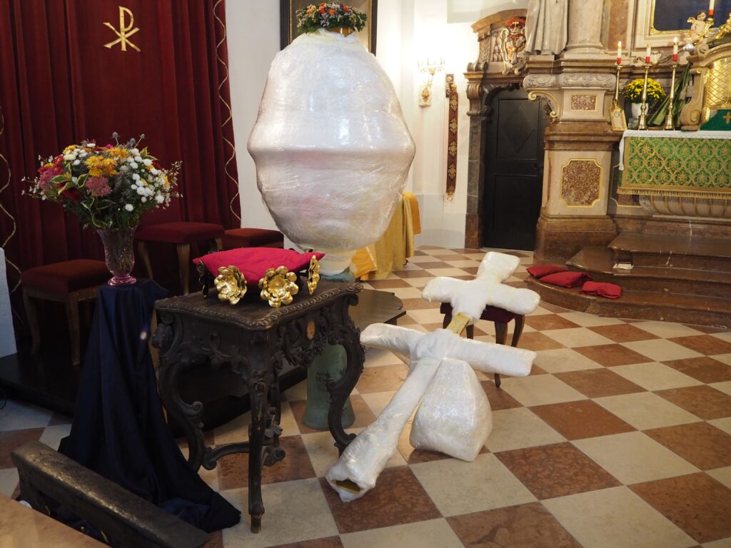 Turmkreuz und Kugel im Alatarraum