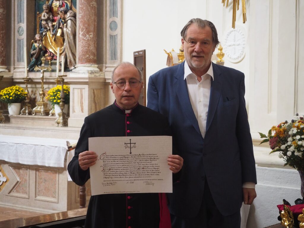 Rektor DDr. Knittel und Architekt (Förderer) mit Dokument der Zeitkapsel