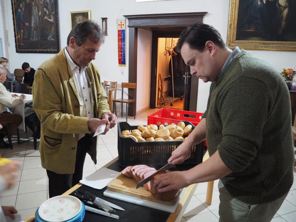 Aufschnitt des Leberkäse durch Fleischermeister Oberauer